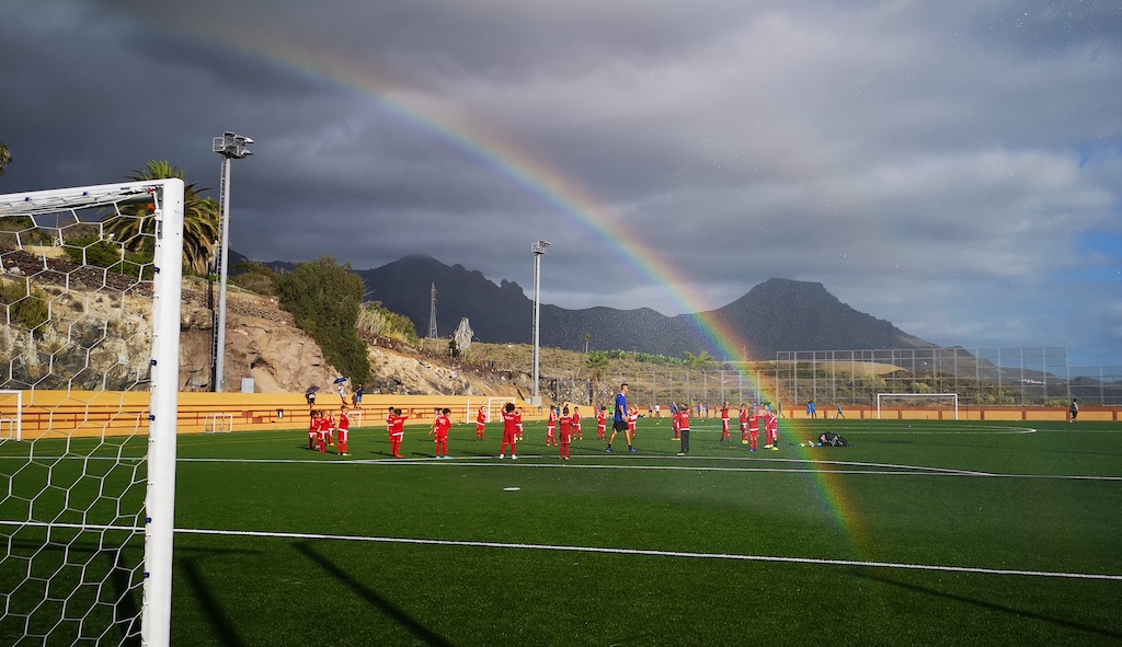 Arco iris artificial
El riego por aspersión del campo de fútbol de Armeñime, en Tenerife, produce todas las tardes estos intensos arco iris
