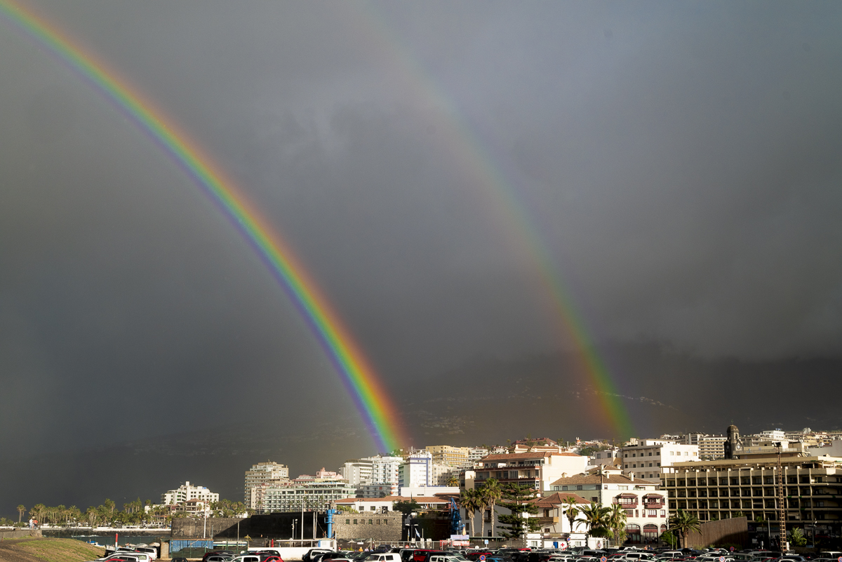 un intenso arcoíris doble  desde el puerto de la Cruz, Tenerife
