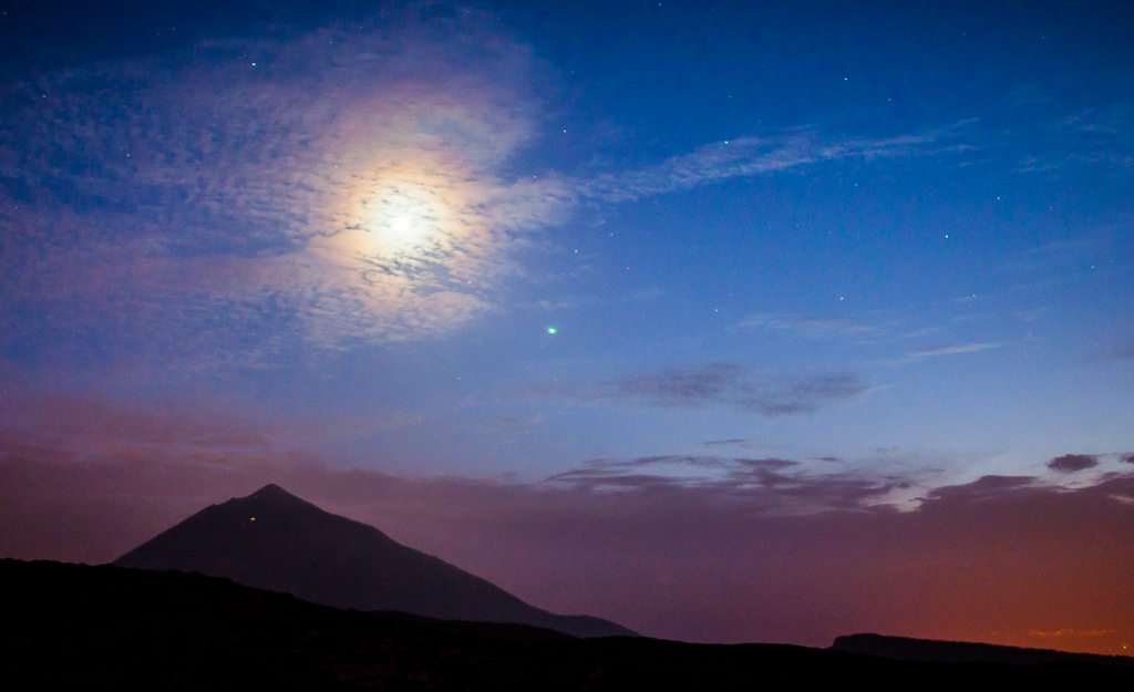 Corona Lunar Teide
La luna y jupiter  se ponen tras el pico del Teide. Nubes altas producen esta corona lunar, con varias capas concentradas de colores en la parte superior
