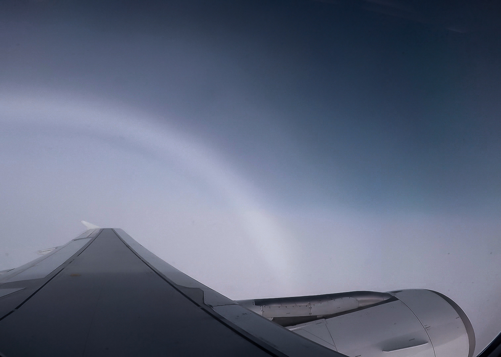 fogbow desde avión
hay que pedirse ventanilla siempre y estar atento
bonito fogbow al superar las  nubes
