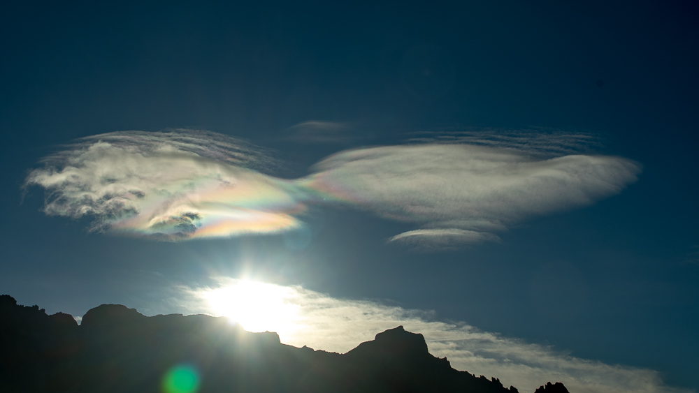 Par de nubes iridiscentes 
Mientras el Teide lucia su sombrero y lenticulares en los llanos de Ucanca, la llanura a los pies del volcan se iba creando nubes fantasma , que cambianban rapidametne de forma , con sus tipicas lagunas y la iridiscencia al pasar cerca del sol
