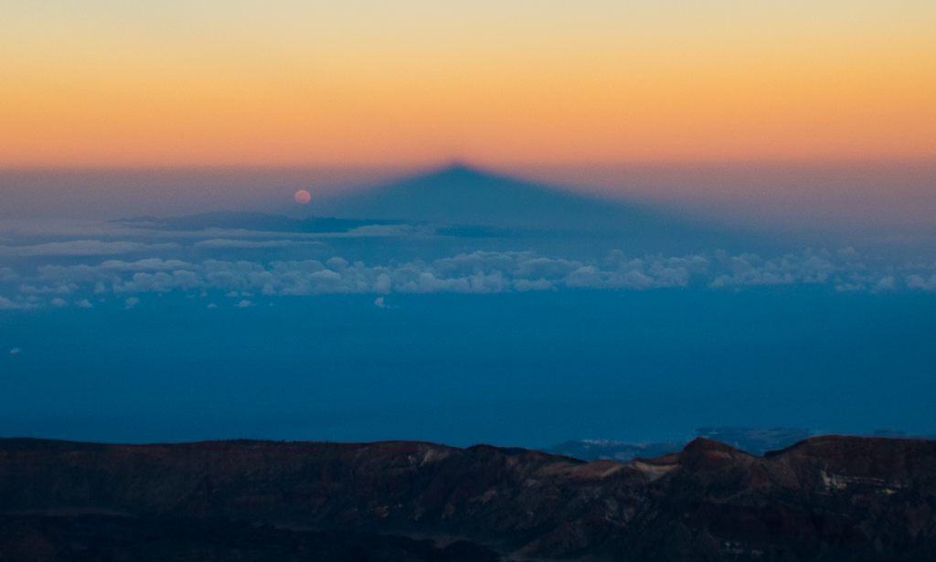 la sombra del Teide y la luna llena
en la luna llena d emayo  subi al pico del Teide apra fotografiar la sombra del teide al tiempo qu salia al luna llena
