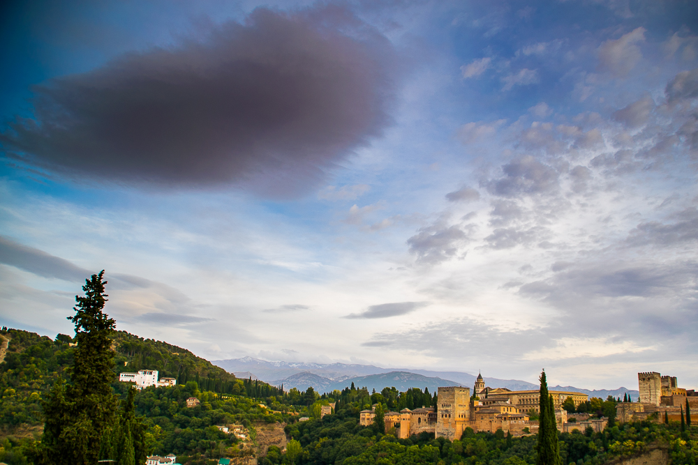 alhambra lenticular 21 octubre 2016
nubes lenticular al amanecer sobre la Alhambra 
