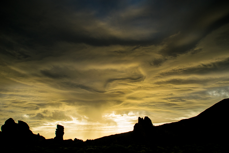 cielo o infierno
8 de mayo 2017. Parque Nacional del Teide, Tenerife. La borrasca que  se sitúa  en el atlántico atrae desde la zona intertropical nubes alas y medias a Canarias. Alerta amarilla por vientos de 70km/h en cumbres. Esta situación trae estas nubes con ondulaciones, quizá asperatus en alguno momentos y mammutus,  , más bien burbujas o jabones que se iban formando y  se hacían perlucidos. Al atardecer el sol las ilumino desde abajo
