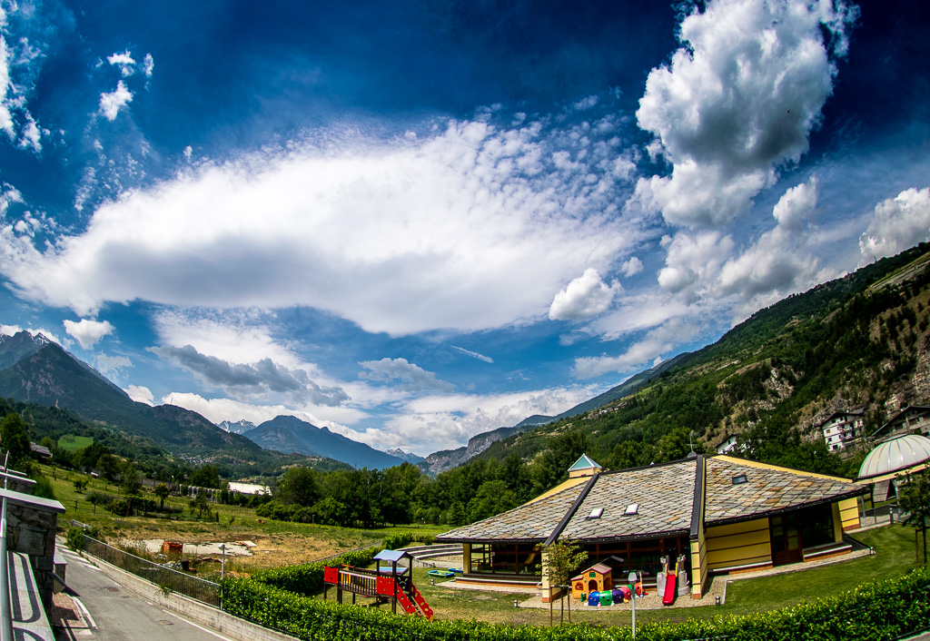 Lenticular Valle de Aosta
nubes lenticulares llenan el cielo del Val de Aosta, en los Alpes italianos
