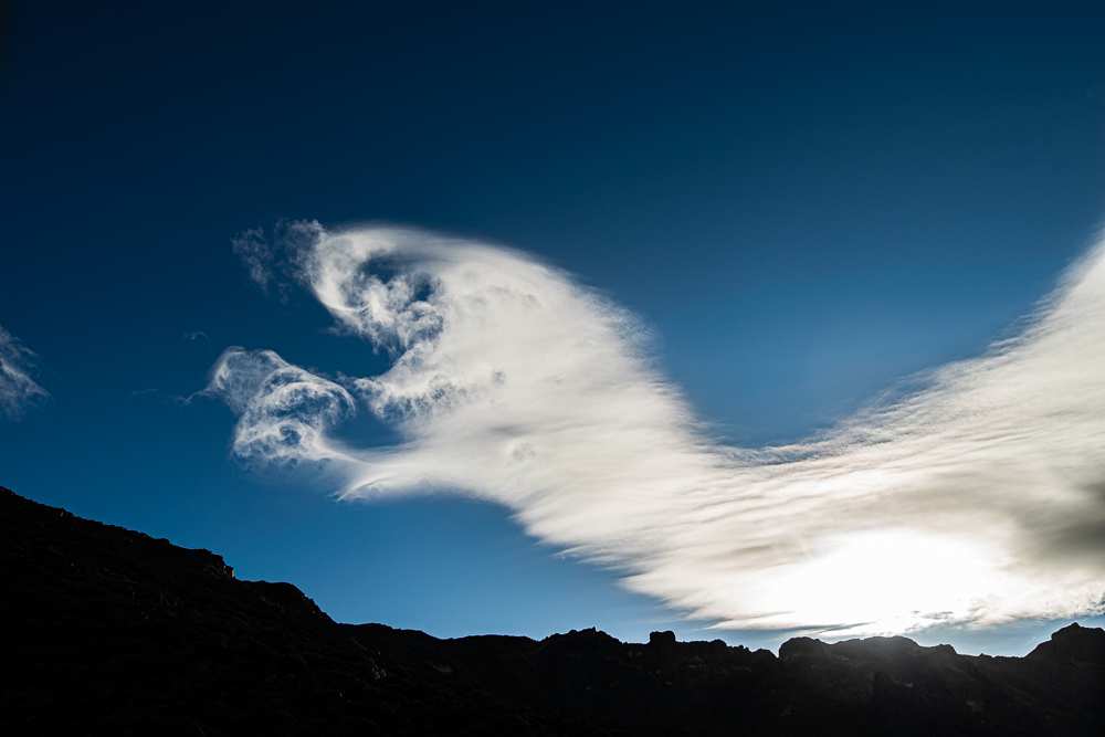 nubes fantasma sobre el Teide 
estas nubes que se forman , cambian d e forma y desparecen rapidamente en zonas de montaña se conocen como nubes fantasma
