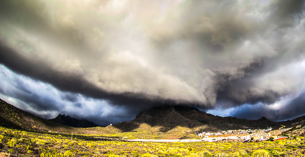 roque del conde con estratoculumos agresivo
los estratocumulos tipicos de Tenerife, pues forman elmar de nubes, suelen dar en otoño  bonitos atardeceres, en este caso las nubes giraban entorno a los 1001 m de altura del roque del conde
Álbumes del atlas: aaa_no_album
