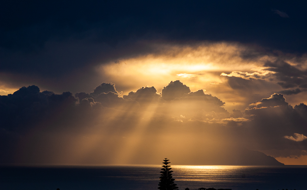 Rayos crepusculares sobre LaGomera
 al atardecer  con rayos crepusculares  sobre la  isla de la Gomera visto desde Tenerife sur de un dia lluvioso  
