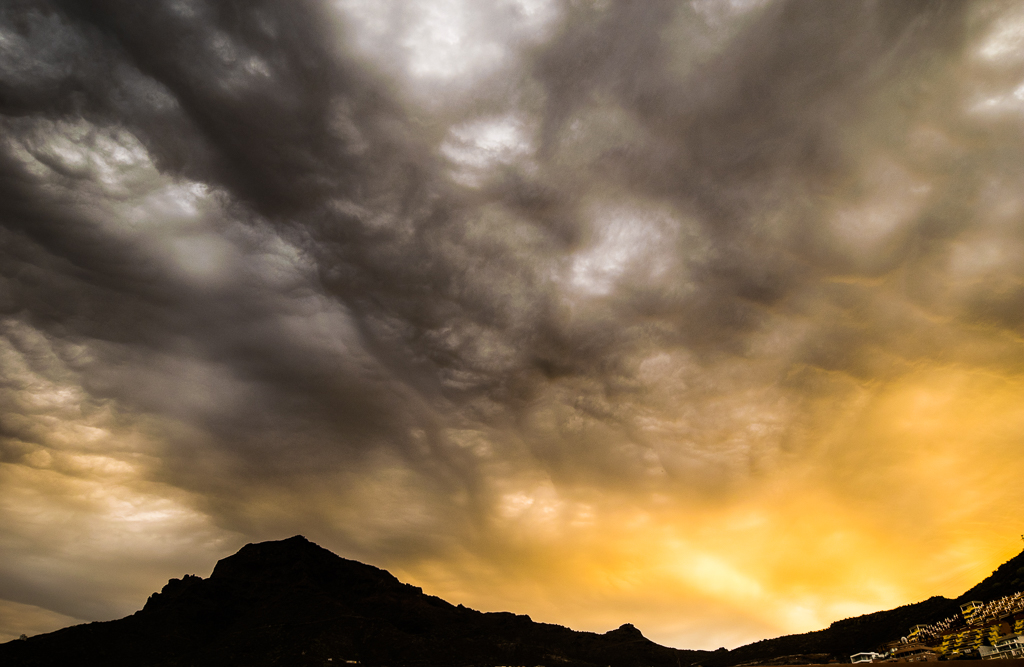 amancer tormentoso con undulatus
amanecer 25 noviembre sobre Roque del conde , tenerife
