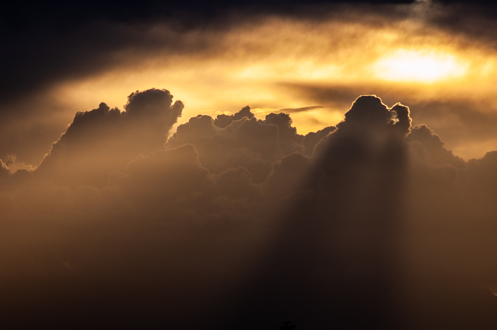 atardecer mitologico abril 20
las nubes sobrea la isla d ela Gomera y la puesta de sol, crearon estos rayos crepuscualres , estas lucs y sombras que recuerdan figuras mitologicas o de peliculas d ciencia ficcion
