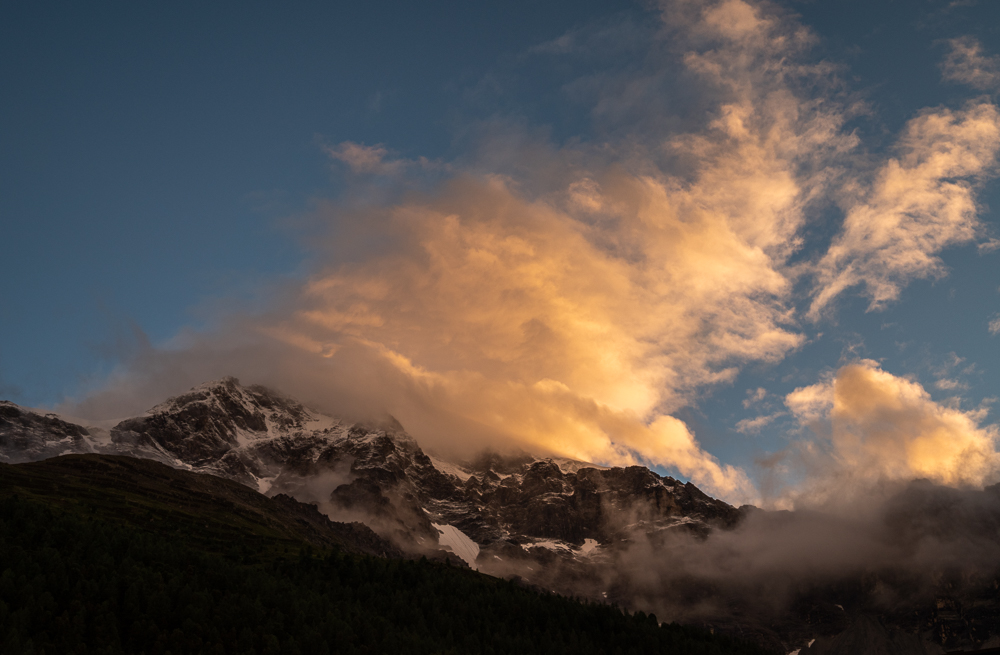 El Ortles al atardecer
el pico del Ortles 3905m   con una nube sobre su cima iluminada por el sol  del atardecer tras una tormenta
