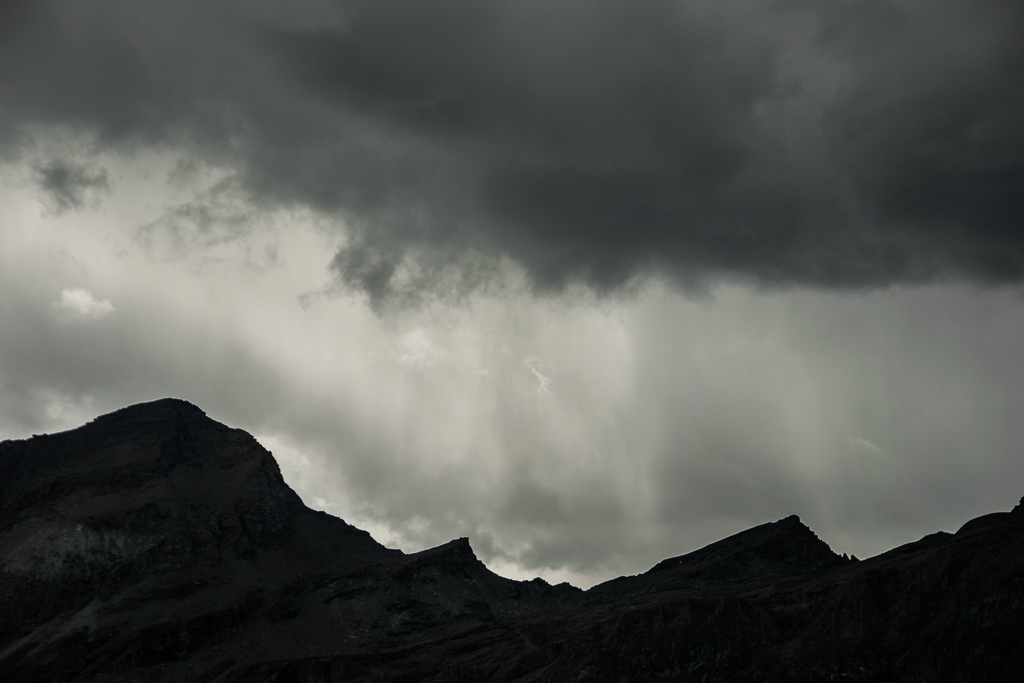 cortina precipitación Monte Rosa
desde refugios camino delmonte Rosa en Val de Aosta , una tormenta de verano dejo estas cortinas de precipitación
