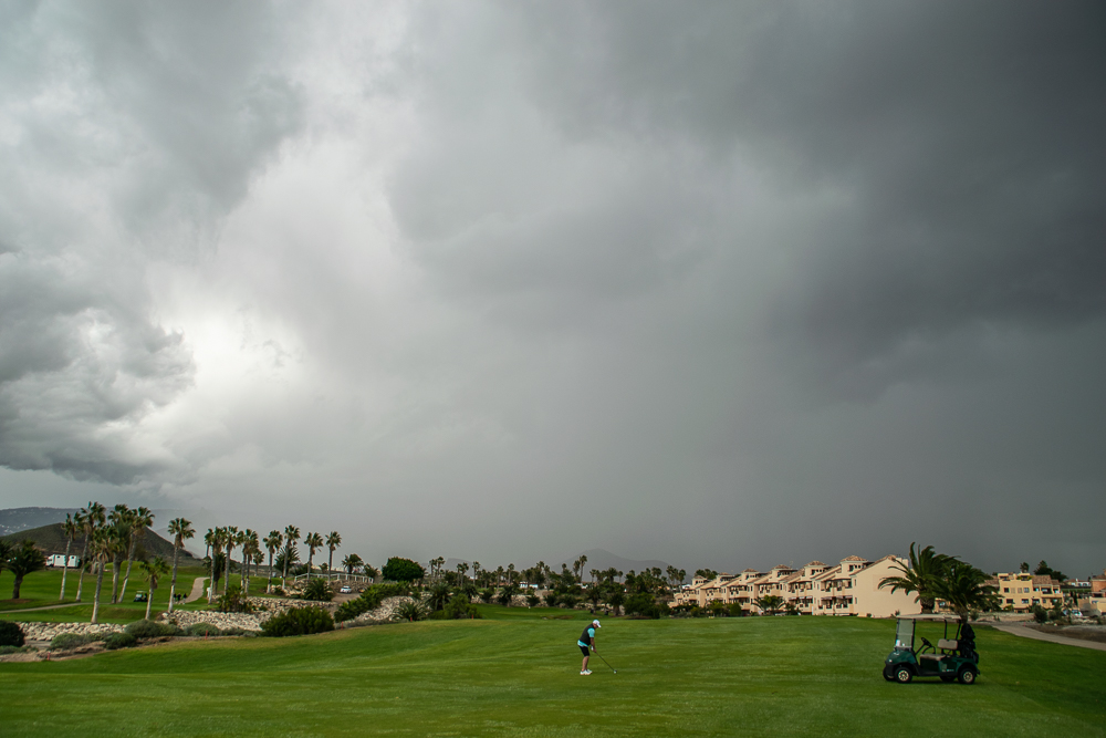 amenaza de suspender el partido
jugando el hoyo 8 del Amarillo golf en Tenerife sur,  la inestabilidad   se hizo patente con estas nubes y la lluvia intensa, que empero, no nos impidió acabar nuestro partido 
