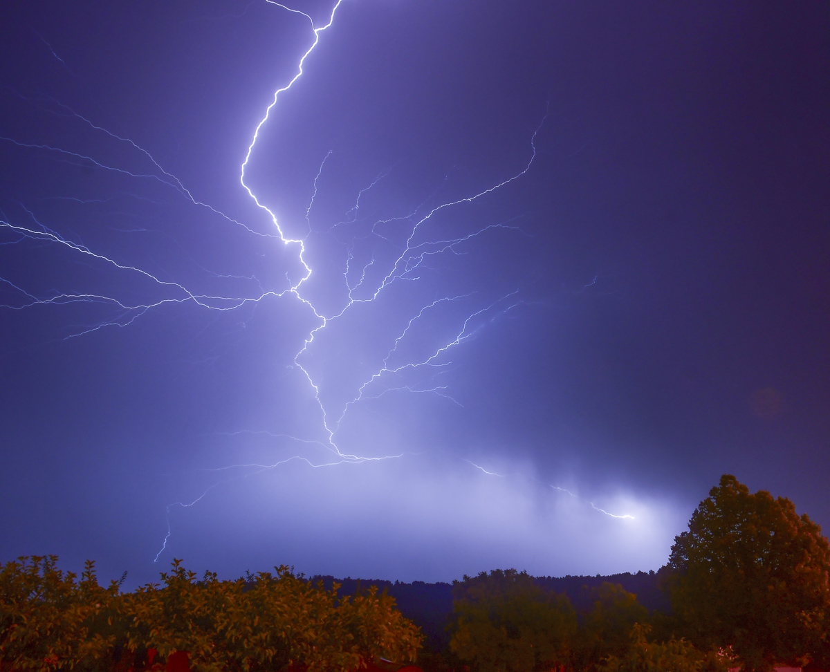 una frente de tormentas atravesó la provincia d Leon a finales de julio, dejando  abundante aparato eléctrico , como este rayo  captado en la ribera del rio Torio
