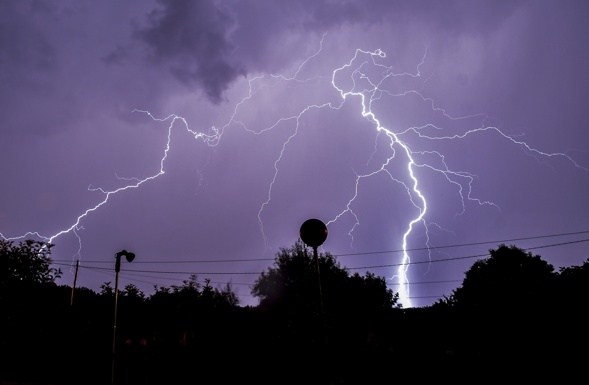 Esa farola , situada en la casita de campo de mis padres, en Villaverde d eAbajo , en Leon , es testigo de tantos efectos metereologicos...  la he fotografiado con rayos como aquí, con arco iris, con arco circumzenital, con halo,  con contraíl shadows, hasta con moonbows... el día  (no muy lejano ya)que la fotografìe con el eclipse solar, hare una exposición sobre ella...
