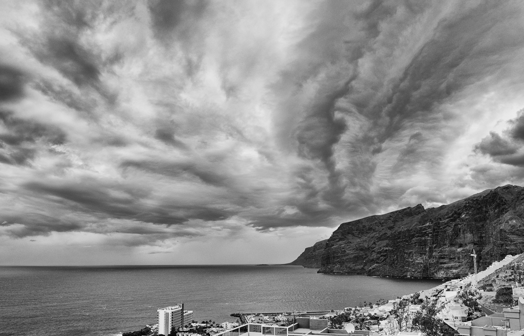 lluvia en los Gigantes
 una Dana  descolgada de la circulación general trajo tiempo sur a las islas occidentales del archipiélago, Capte le llegada de la lluvia desde el acantilado d los Gigantes en el oeste de Tenerife

