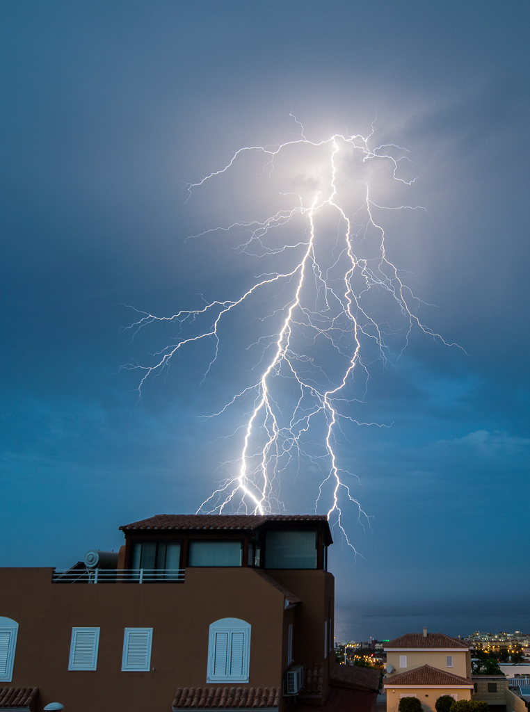 tormenta nocturna
una masa de aire frio inestabilizo l aatmosfera de Tenerife y trajo al amanecer del 15 de septiembre tormentas que pude captar desde CostaAdeje
Álbumes del atlas: rayos
