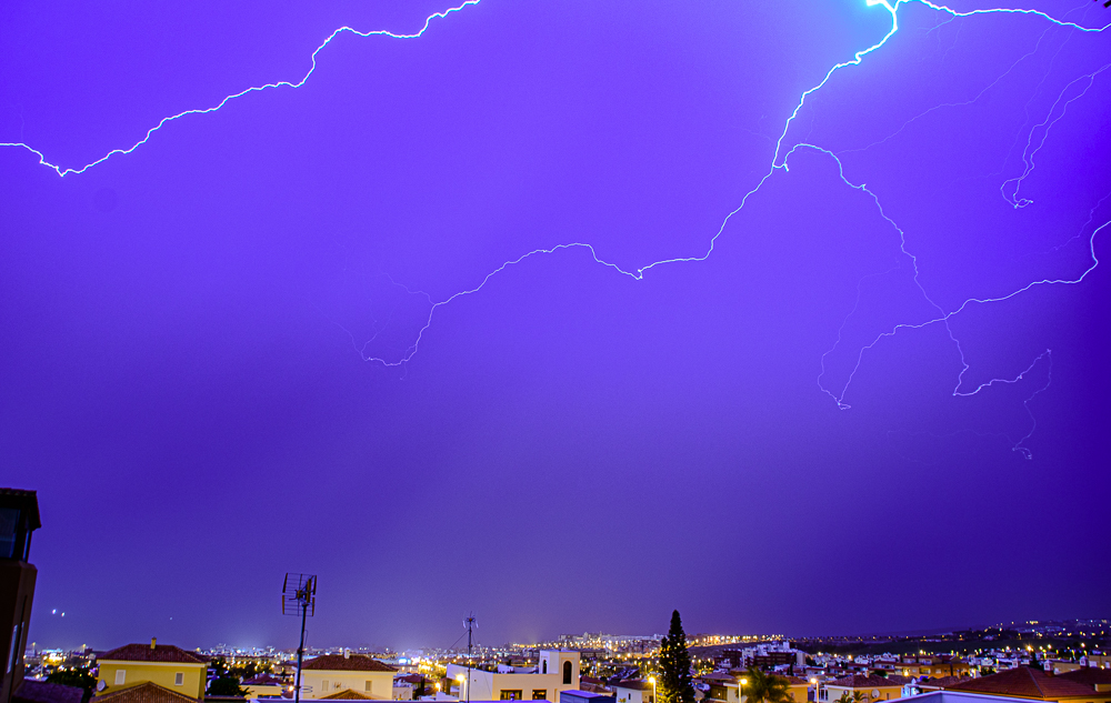 tormenta sobre Costa Adeje 
el 2 de febrero tuvimos en Tenerife un episodio de tormentas y nubes asperitas . Los rayos están grabados en Costa Adeje
