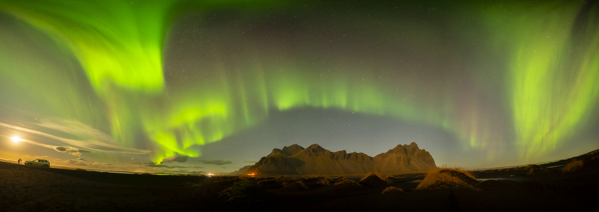 panorámica de la aurora sobre stokkness, Islandia
