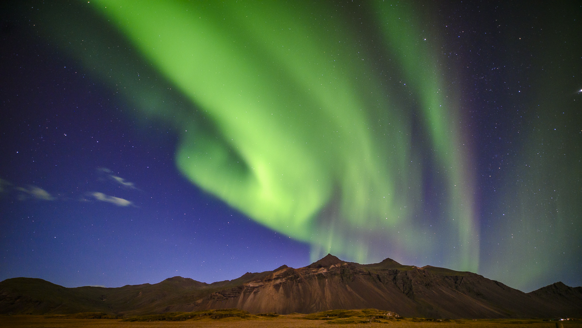  íbamos a fotografiar la aurora a stokkness pero en la carretera que lleva a la famosa montaña  islandesa la aurora empezó bailar sobre nuestras cabezas y no pudimos que  parar y empezar a fotografiar como locos
