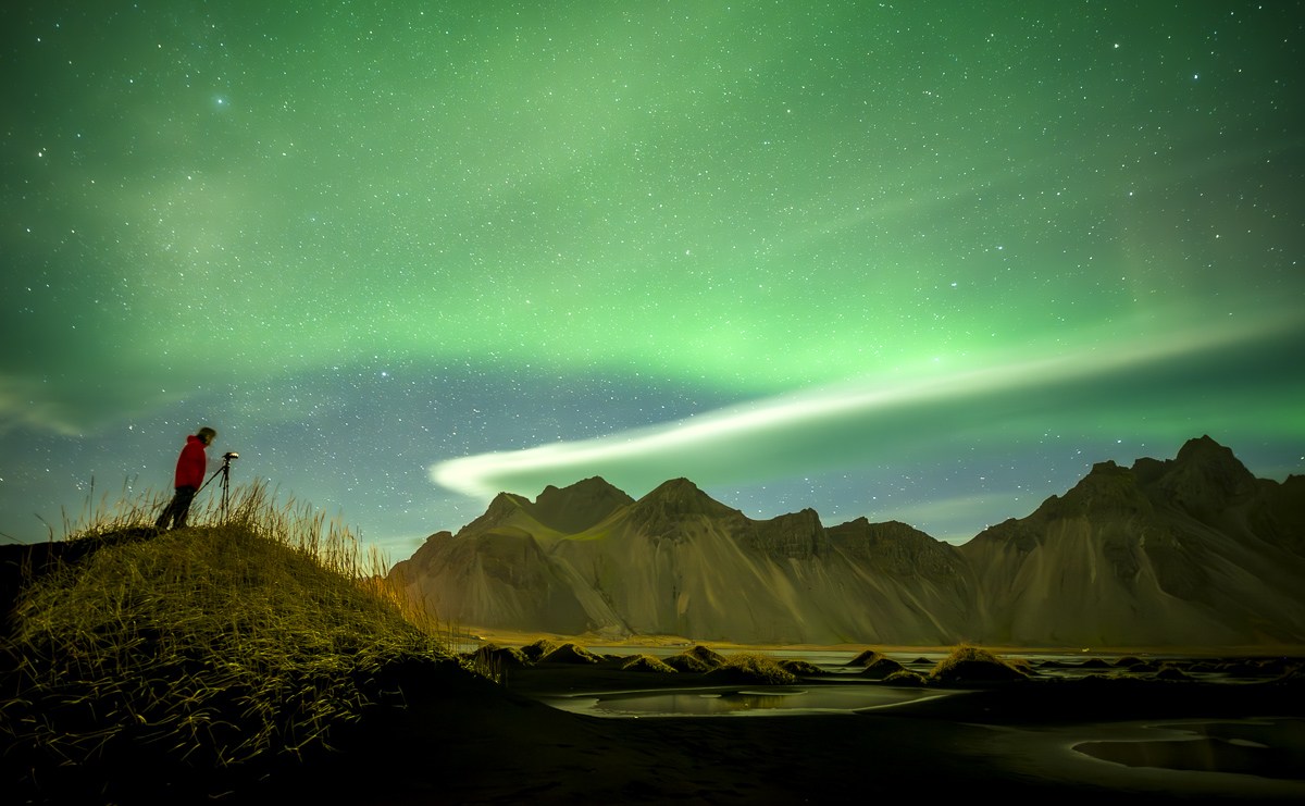 No solo tuvimos la suerte de fotografiar de nuevo  la aurora sobre la mítica montaña de Stokness, sino que además una lenticular se formó sobre su cima, completando la imagen.
