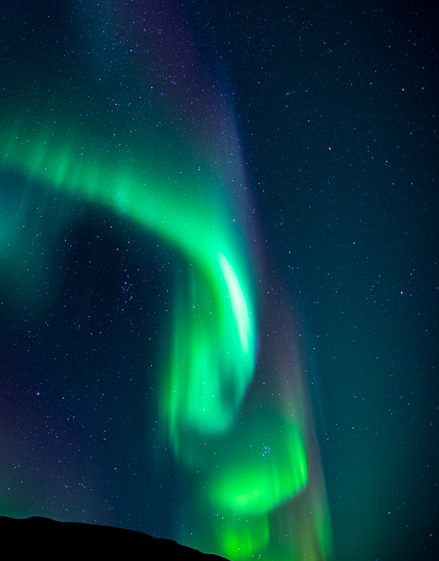 aurora vertical 
aurora boreal sobre islandia
