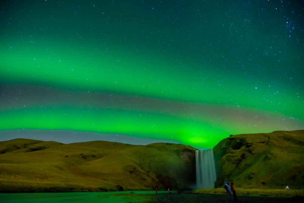 Aurora sobre Skogafoss
sobre la cascada de Skogafoss una aurora boreal. ilumina el cielo despejado de islandia
