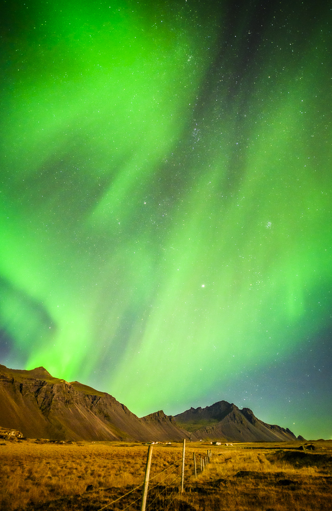 en los momentos de máxima intensidad la dama verde  danzaba cubría  todo el cielo  islandés
