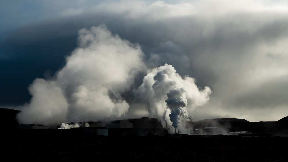 geotermal
en el blue lagoon la actividad geotermal de la tierra islandesa genera   enormes columnas de vapor d agua
