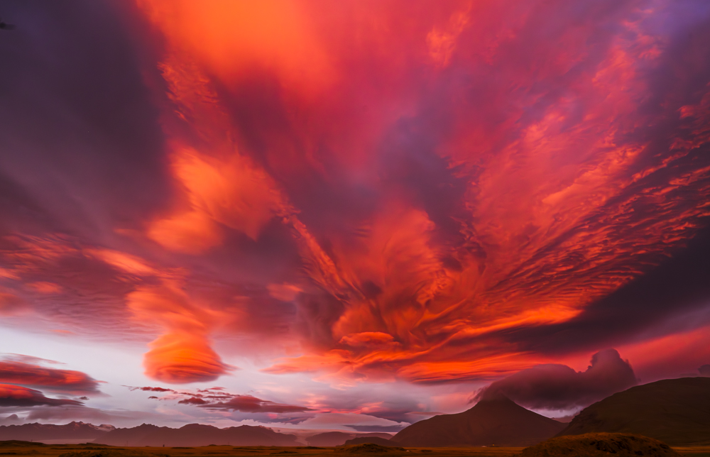 un amanecer con arrebol y nubes lenticulares camino de Stokkness
