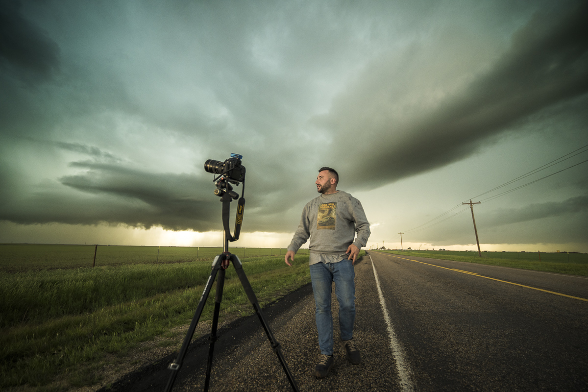 El coche mal aparcado en la cuneta, el trípode colocado a toda prisa, la cámara, el trigger,  la lluvia, la adrenalina ... esencia de cazatormentas en Texas, USA.
