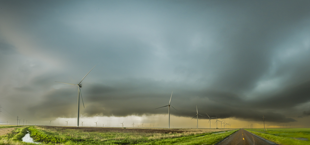 cada vez mas numerosos los parques eólicos  son un recurso compositivo elegante para cualquier supercelula o tormenta que  se presenta en las llanuras de Tornado Alley
