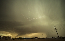 supercelula__gasolinera_y_rayo-2.jpg