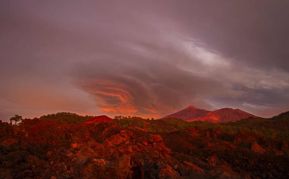 Efímeros momentos encontró el sol entre las nubes  que al oeste cubrían la isla de la Gomera para bañar con su luz dorada  el Parque Nacional con el Teide, Pico Viejo y los últimos  coletazos de la nube lenticular...
