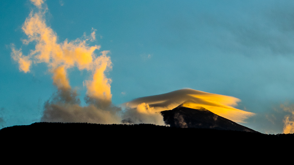 sombrero  duplicatus teide  5 nov 16
Desd eel Valle dela Orotava, fotografiando el arcoiris tras una buena tormenta, se abrio brevemente el cielo y vi el Pico del Teide  iluminado por los rayos del sol poniente , con este precioso sombrero duplicados
