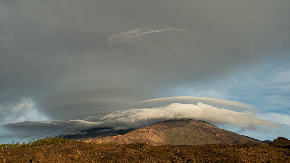 sombrero y nubes fantasma sobre Pico Viejo
EL volcan Teide, el pico mas alto de España, en la isla de Tenerife,   esta literalmente tapado por una serie de estratos o capas  de nubes lenticulares. Fuertes vientos y humedad interactuan con la orografia montañosa de la isla y generan estas nubes orograficas. En primer plano, el Pico Viejo 
