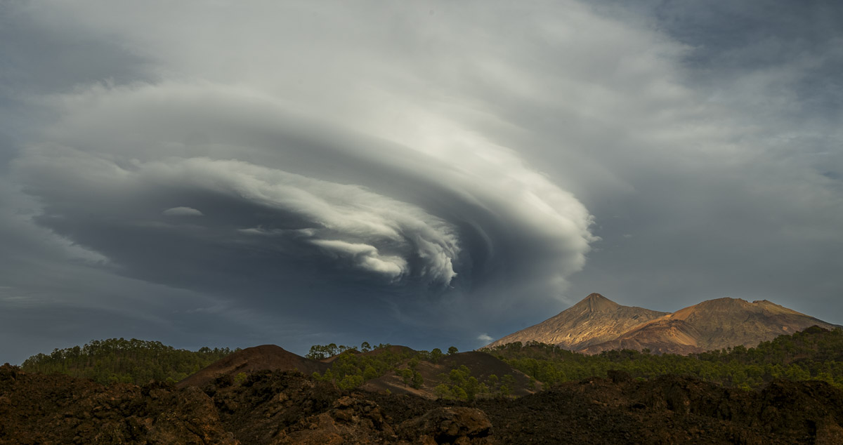 Un año mas el Teide nos regala un espectáculo en forma d nubes lenticulares.  Uno de los momentos mas interesantes fue cuando la lenticular adquirió forma de disco y los rayos de sol iluminaron Teide y Pico Viejo...
