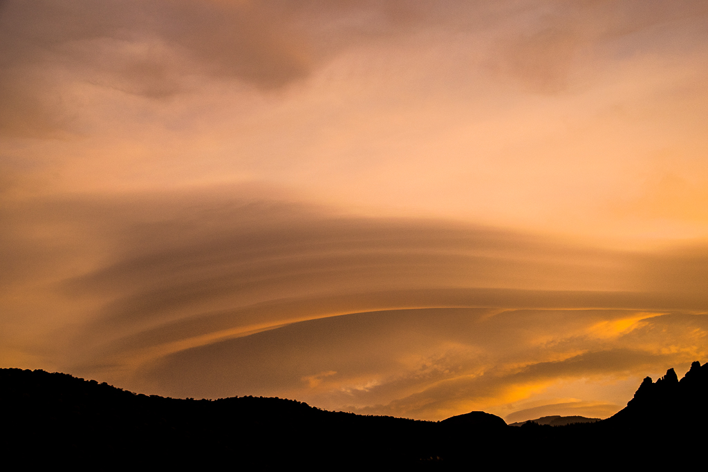 lenticular al amanecer sobre el Teide desde Adeje
Ofelia no llegara a Canarias, pero  nos trae una adveccion de nubes altas del suroeste, con humedad que al toparse con el Teide, dejaron una preciosa nube lenticular rojiza. fotografiado desde Costa Adeje
