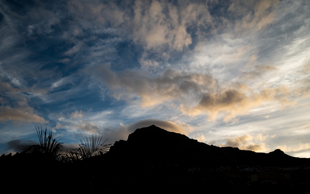 cielos caoticos y lenticular sobre el Roque del Conde
al amanecer del 1 de marzo  varios tipos de nubes adornaban el cielo del sur d e Tenerife , incluido este pequeño sombrero sobre el Roque delConde a sus 1001m sobre el nivel del mar
