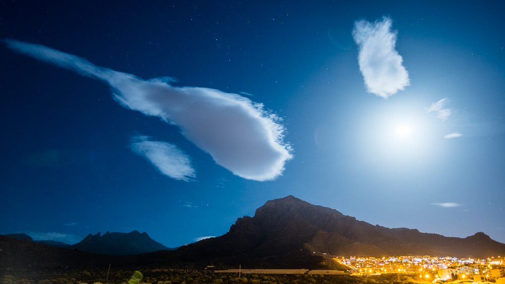 lenticular con luna llena sobre Roque del Conde
uan nube lenticular se formo sobre le Roque del COnde poco despues d ela salida de la luna llena
