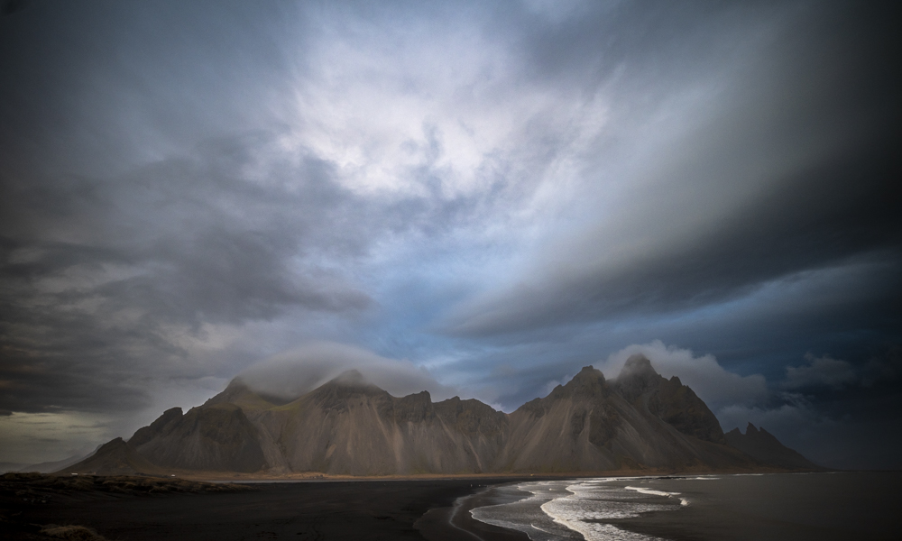 tras el amanecer  el sol se nublo pero aun quedaron  lenticualres y nubes orográficas pegadas a los picos de Vestrahorn
