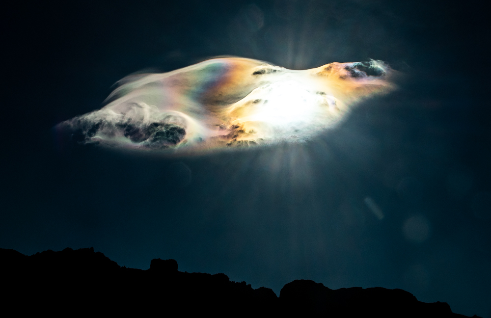 nubes fantasma iridiscentes
Mientras el Teide  lucia su sombrero y lenticulares en los llanos de Ucanca, la llanura a los pies del volcan se iba  creando nubes fantasma , que cambianban rapidametne de forma   , con sus tipicas lagunas y la iridiscencia al pasar cerca del sol
Álbumes del atlas: irisaciones nubes_fantasma