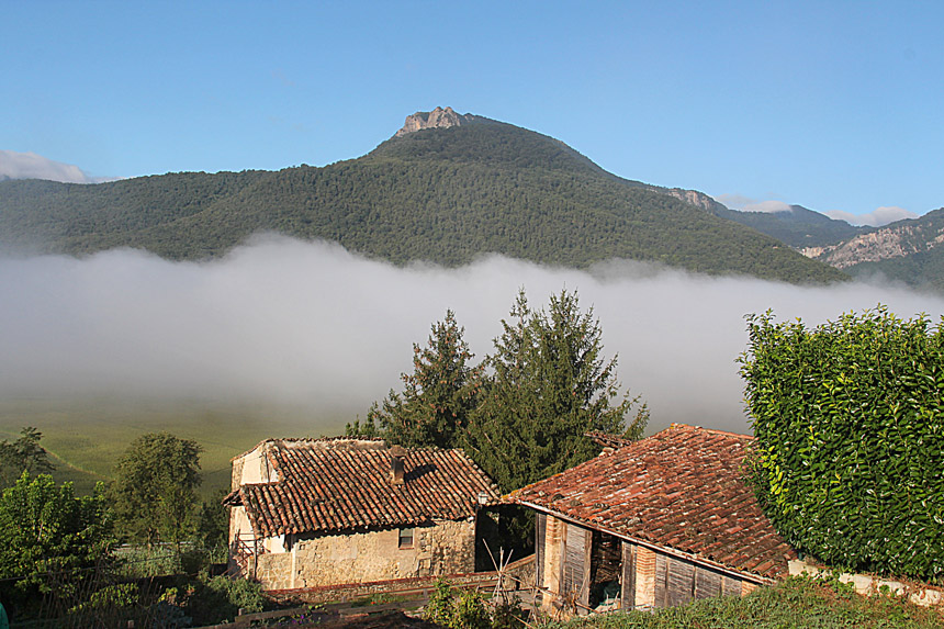 Stratus nebulosus 
"Paisaje de postal". El dia 16-8-2015 a las 7'54 de la mañana, y después de las tormentas del dia anterior, la niebla hizo acto de presencia en las hondonadas de la Vall d'en Bas, Girona, dejando este precioso paisaje de postal.
