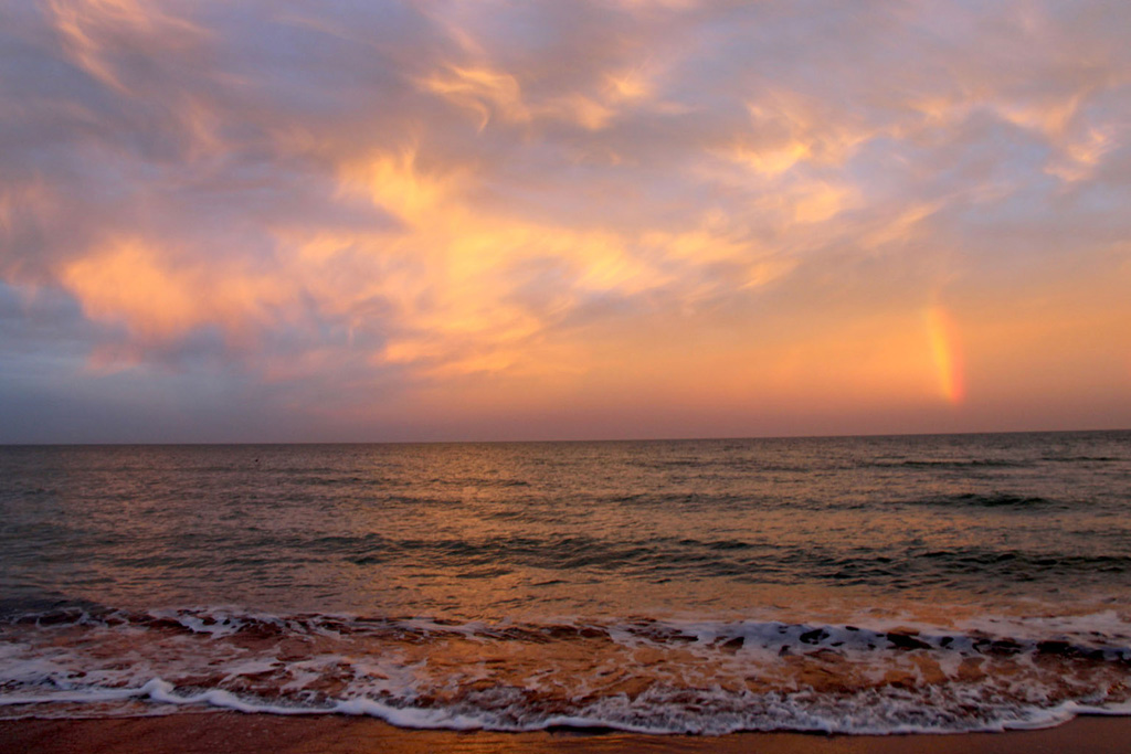 Precioso atardecer
Este fue el precioso atardecer acompañado del arco iris, visto des de la playa de Peñiscola, después de una tormenta de media tarde  dentro del mar.
Álbumes del atlas: ZFO15 aaa_no_album
