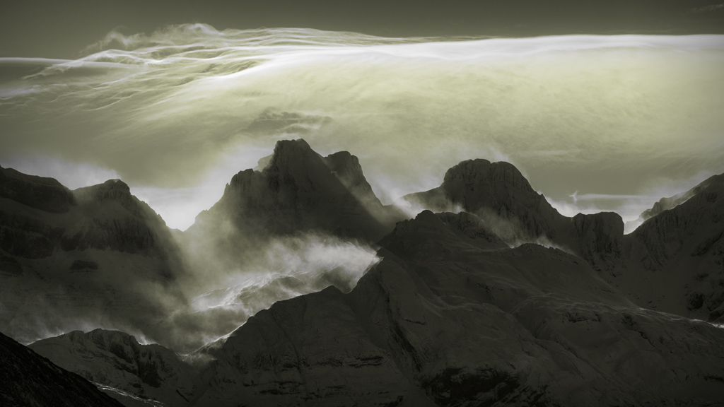 Dias de viento (PRIMER PUESTO FOTOINVIERNO'2015)
El fuerte viento crea estas originales nubes sobre el macizo del Aspe, en el pirineo aragones, mientras la nieve transportada filtra los rayos de sol.
