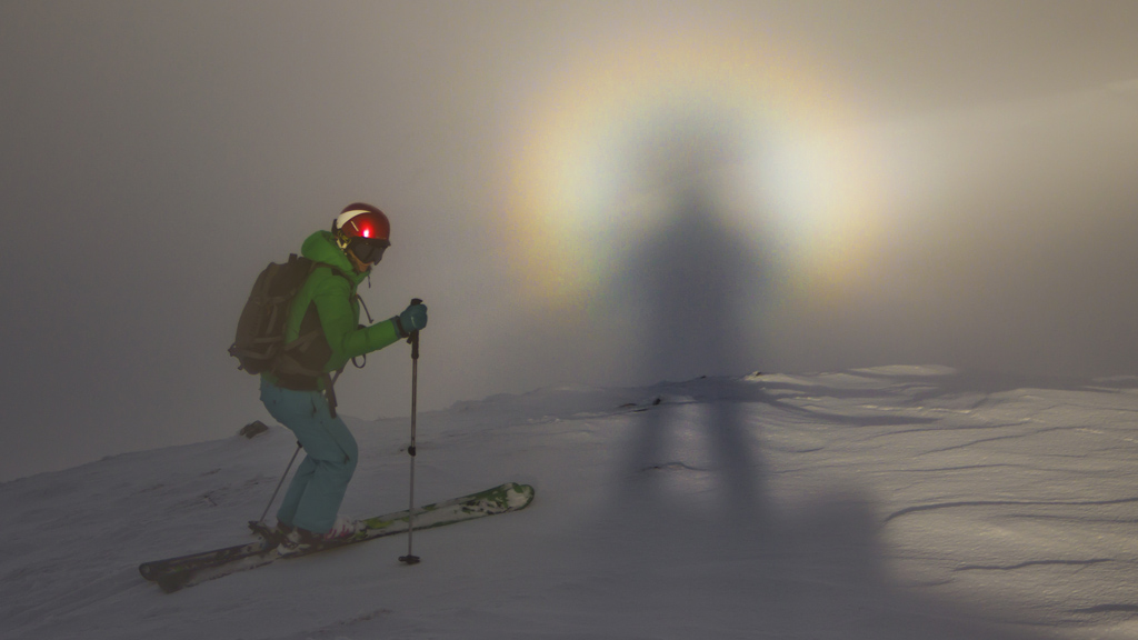 Espectro de Brocken y esquiadora
Esquiando en el pirineo nos encontramos con este efímero compañero de excursion.
