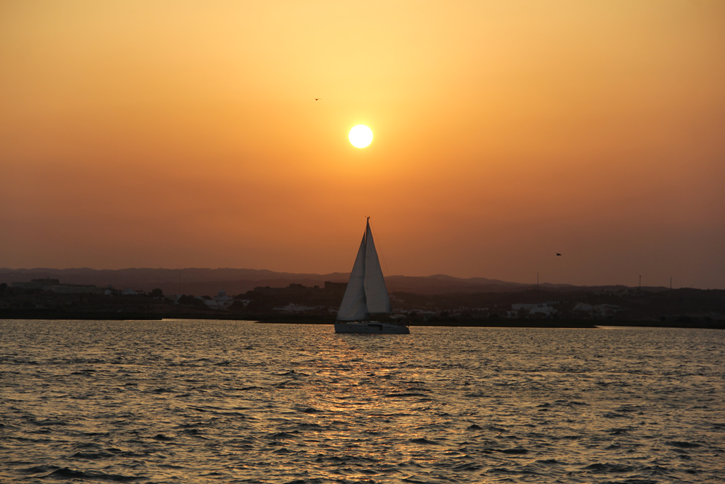 VeleroYSol
Atardecer en el puerto; un velero se cruza con el sol 
