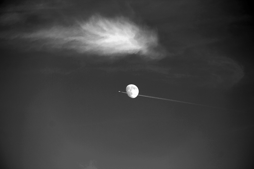 Flechazo Lunático
Un avión deja su estela de condensación por delante de la luna con un cirro aislado como testigo de excepción.
