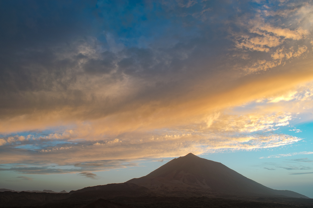 Candilazo en nubosidad media
Candilazo  en nubosidad media al atardecer por detrás del Pico del Teide.
