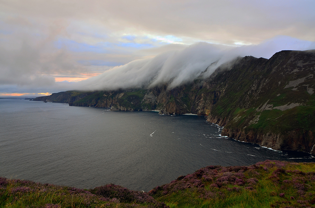 Caída libre
Nubes orogénicas bajando por el acantilado marino más alto de Europa (601 m).
Álbumes del atlas: muro_de_foehn